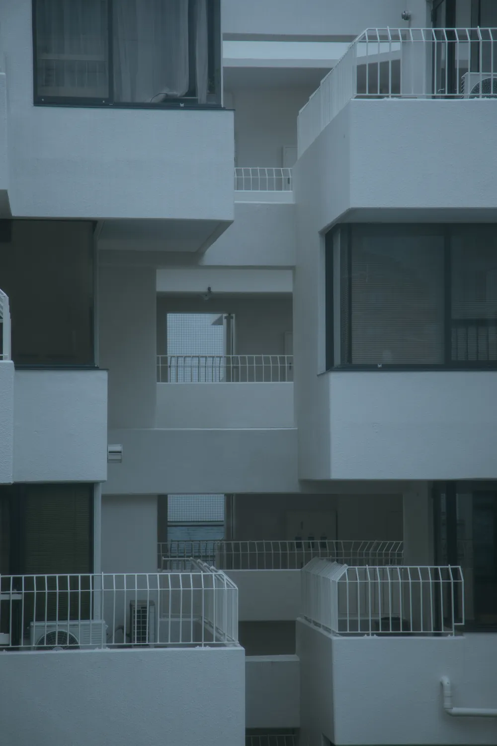 白い集合住宅のバルコニー
